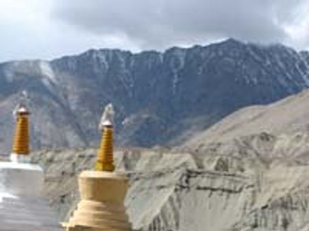 Leh: People battle for food supply