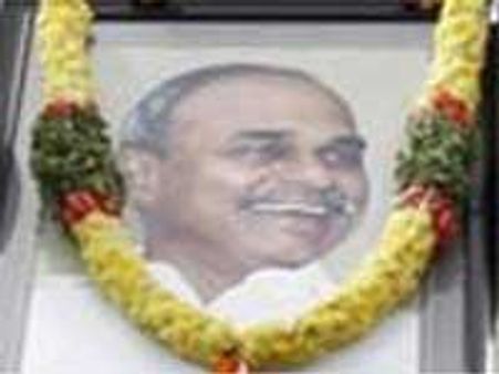 Kin, supporters, Cong leaders pay homage to YSR