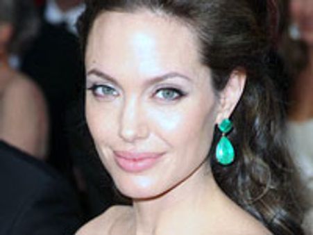 After flood donation, Jolie visits Pak