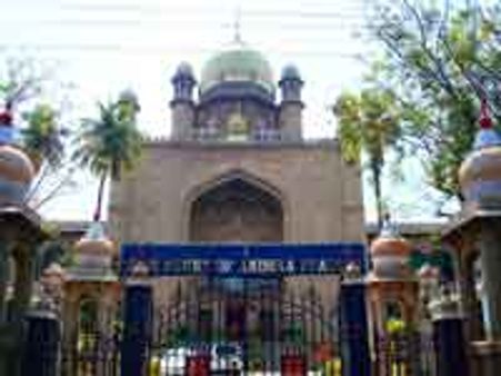 AP: Telegana lawyers forcibly removed from HC