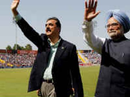 Gilani says he discussed all 'outstanding' issues with Singh