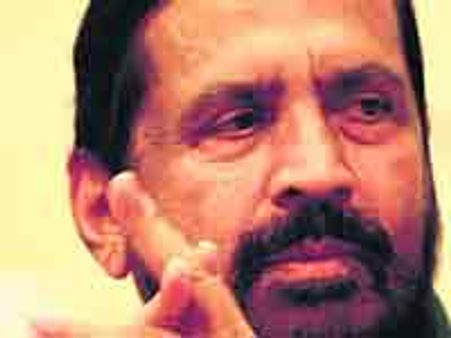 Kalmadi not worth a shoe? Slipper thrown at him near court