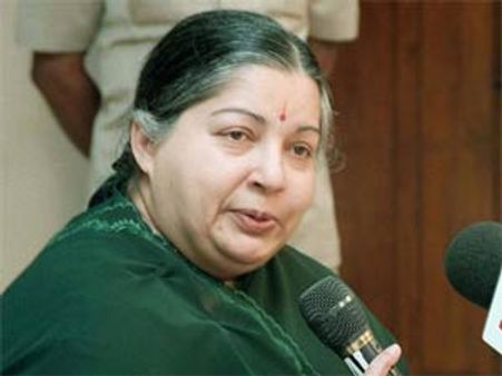 Jayalalithaa wipes Lankan Tamil's tears with Rs 1000 gift