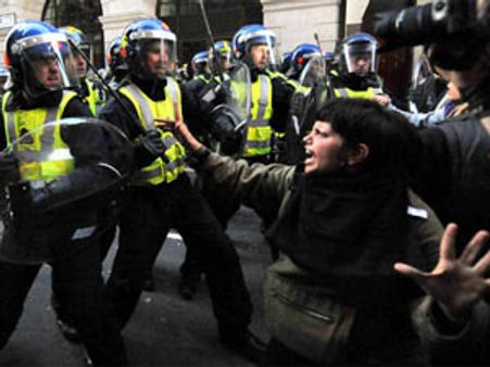 How BlackBerry, Facebook, Twitter helped London riots?