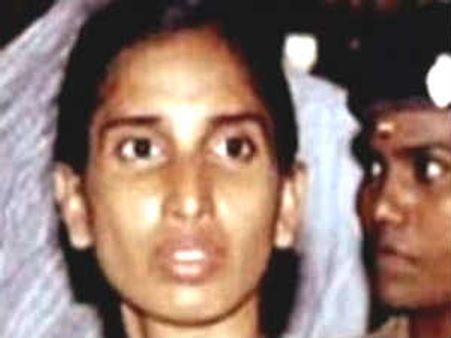 Nalini meets her husband Murugan at Vellore Jail