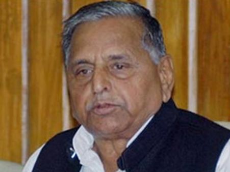 UP: Mulayam Singh Yadav joins Rahul Gandhi, shoe hurled