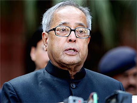 Jethmalani lauds Pranab, says he is 'PM material'