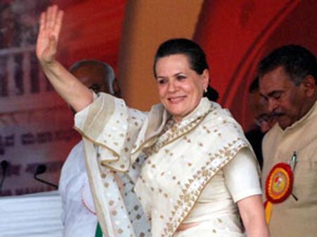 HP:Sonia Gandhi leaves PM, Rahul behind,starts poll campaign