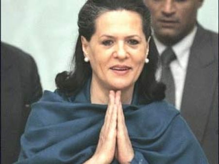 Sonia Gandhi turns fashion guru for budding designers
