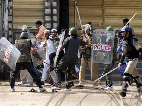 7 people injured in clash near Charminar in Hyderabad