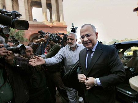 Pak envoy mocks PM, India and gets away