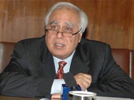 Mobile roaming: Sibal promises free roaming by October