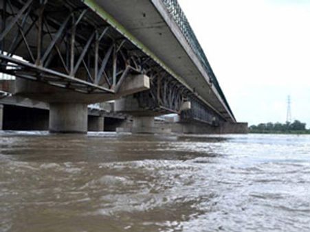 Yamuna flows close to danger mark in Agra