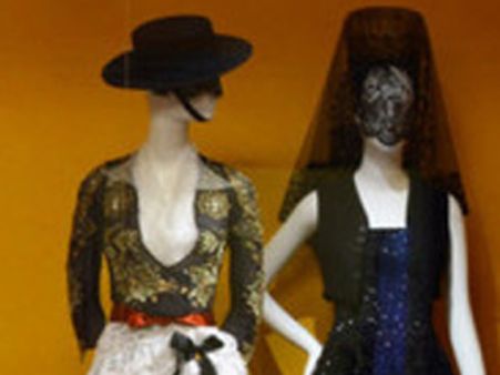 Fusing modern designs with India's vintage weaves