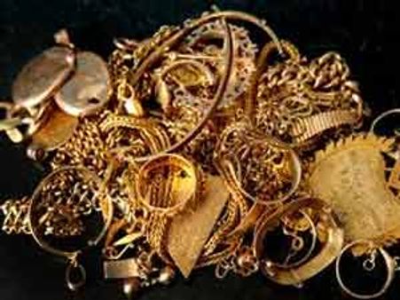 Bride's gilded ornaments lead to fisticuffs at TN wedding