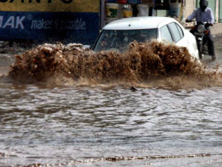 Heavy showers throw traffic out of gear in Delhi