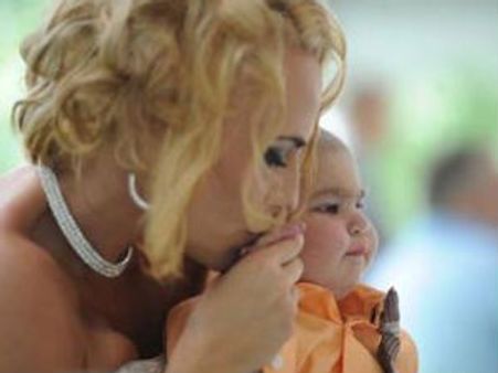 US: Parents' 'best man' baby dies of cancer