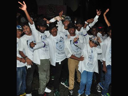 Hyderabad: Hundreds join Michael's (Jackson) 'Moon Walk' (pics)
