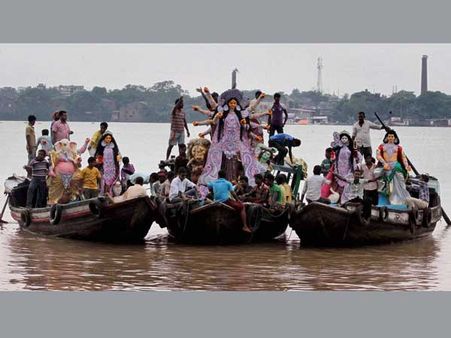 Idol immersion pollutes ecosystem; an 'illiterate attitude: High Court