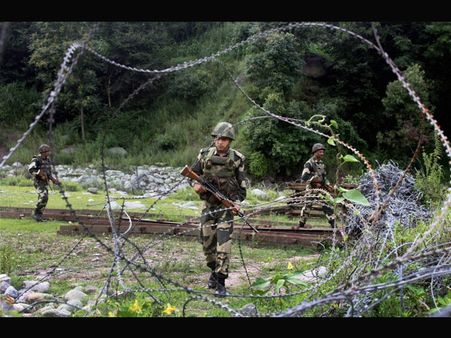 Army foils Kashmir infiltration bid, soldier killed