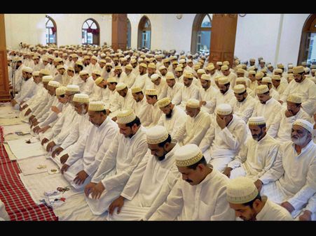 Pilgrims renounce evil, sacrifice animals as Haj nears end