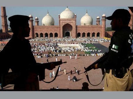 (Pics) India wants peace in prayers amid terrorism, calamity