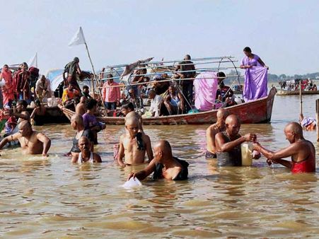 Volunteers help clean Ganga at Haridwar