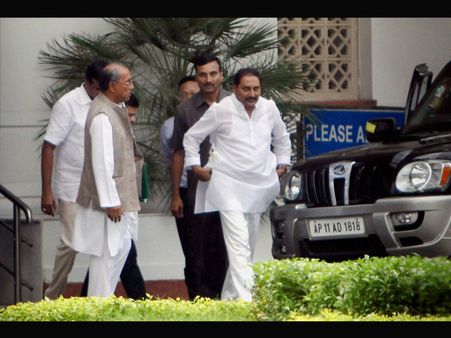 Govt sends terms of reference on Telangana to 8 Andhra parties