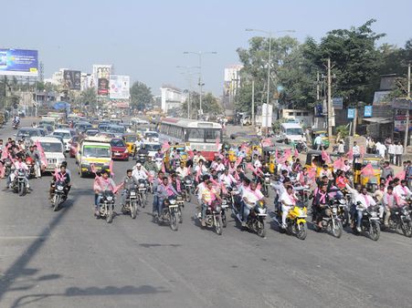 Rayala-Telangana issue: Bandh hits bus services, shops shut (Pics)