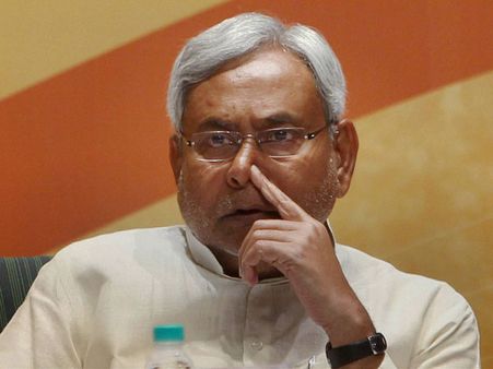 Shoes out of fashion, slippers thrown at Nitish Kumar in Begusarai!
