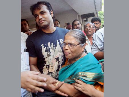 Mumbai: Capt James performs his son Vivaan's last rites