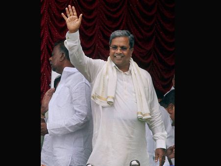 Karnataka: CM promotes Kannada, signs only on docs using the language