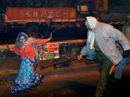 More trouble for Akhilesh Yadav as cops are caught beating women