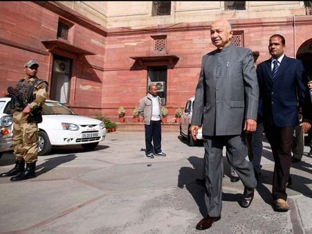 AAP Dharna: Shinde meets Manmohan Singh on Kejriwal's issue