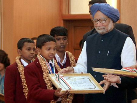 In Pics: Manmohan Singh gives away National Bravery Awards