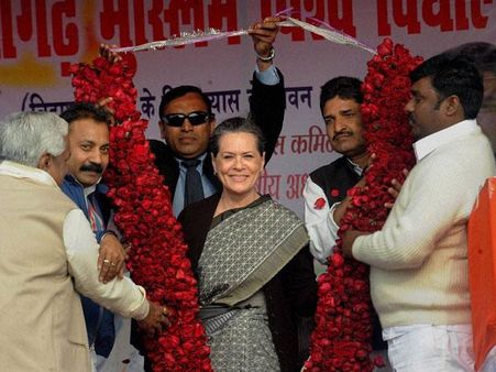 Sonia's Gulbarga meet: Congress kicks off poll campaign in K'taka