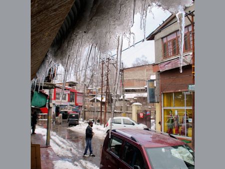 Manali freezes at season's lowest temperature