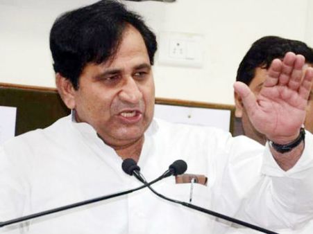 Kejriwal resigned but Modi still glued to CM's chair: Congress