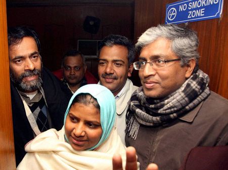 AAP's Ashutosh questions BJP's Modi for Rs 400 crore ad campaign