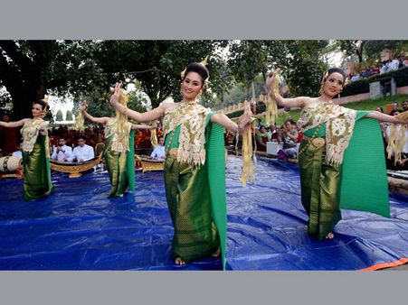 Blasts cannot fade the colour of Bodh Gaya, see how