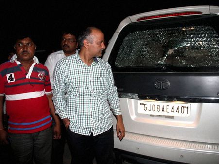 Mysterious:Kejriwal's aide Sisodia attacked, saga continues in Gujarat