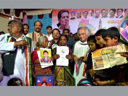 Give poll tickets to Telangana martyrs' kin: Osmania students