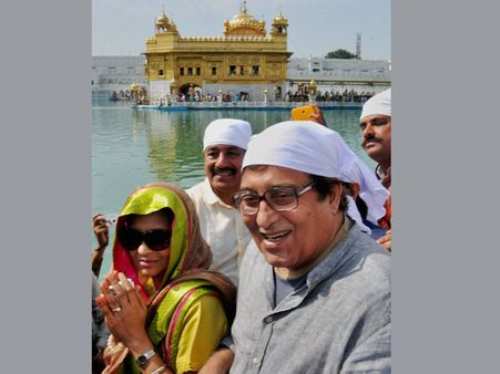 Vinod Khanna visits Golden Temple to seek blessings