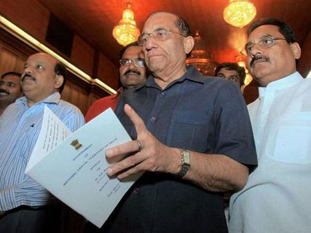 Congress, AAP against VK Malhotra, demand an apology from him