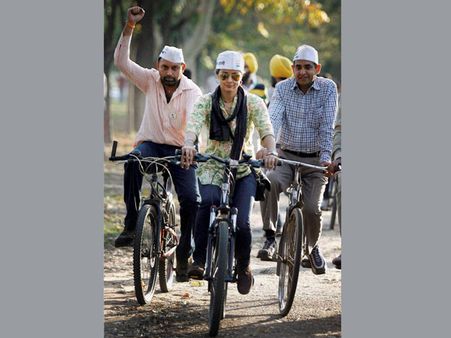 Election 2014: Gul Panag walks, jogs, rides bike to woo Chandigarh
