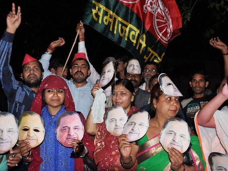 Samajwadi Party workers caned in Allahabad