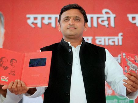 Akhilesh Yadav defends Vadra, calls Modi a 'Model of Dividing India'
