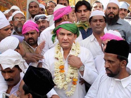 Modi's hawala links:BJP reacts by tweeting pic of Azhar with 'kingpin'