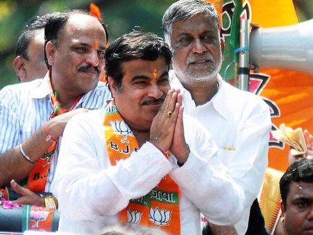 Sonia should lodge case if info in CD on Vadra is false: Nitin Gadkari