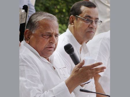 Mulayam defends NRHM scam accused, seeks support for his wife